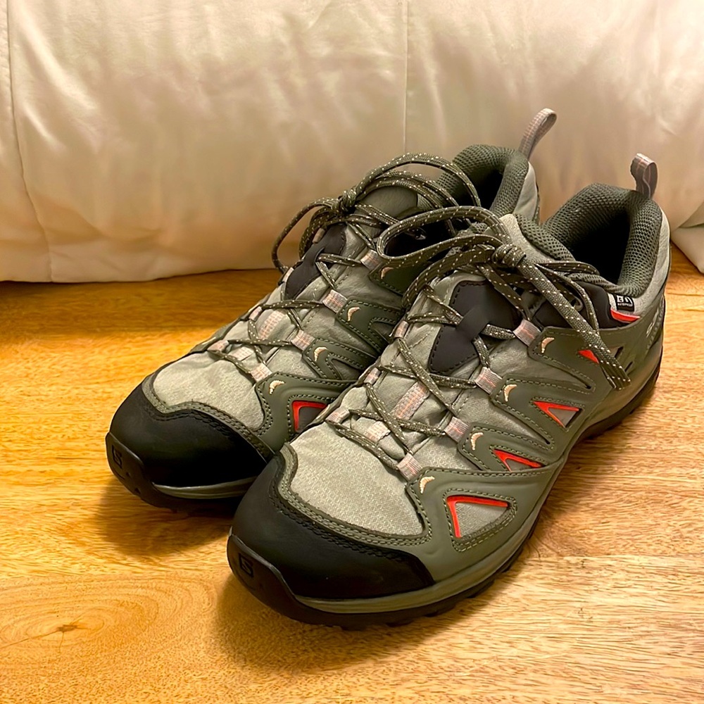 NWOT Salomon low top hiking boots